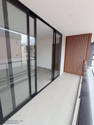 Imagem Luxuosa casa em condomínio à venda em Lauro de Freitas-BA, no bairro Buraquinho, com 4 quartos, 4 suítes, 2 salas, 1 banheiro, 2 vagas de garagem e 350m² de área.