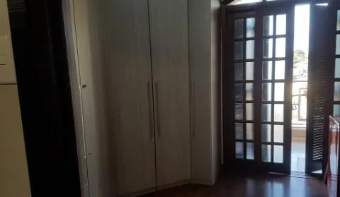 Imagem VENDA DE SOBRADO NO JARDIM PRESIDENTE DUTRA, EM GUARULHOS/SP, 300m² com 4 quartos, suíte, salão amplo e coberto e garagem para 02 autos. CONSULTE-NOS.