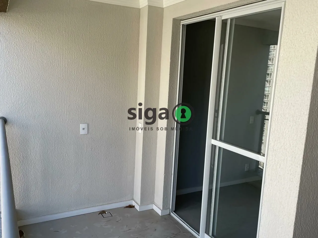 Imagem Apartamento mobiliado com uma vaga de garagem ao lado da linha lilás