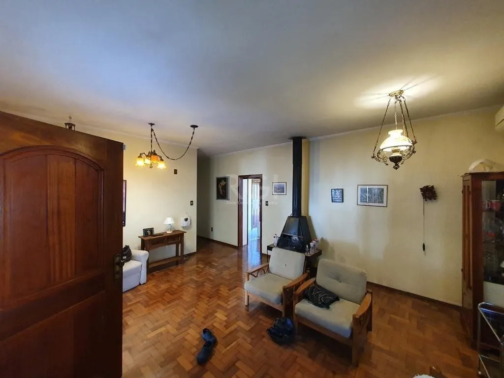 Imagem Casa para Venda - 250m², 4 dormitórios, sendo 1 suites, 4 vagas - Centro