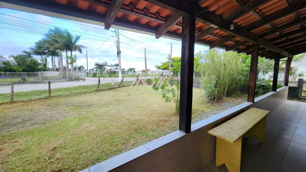 Imagem Casa localizada na Vila da Glória, em terreno de esquina, a aproximadamente 150 metros da praia.

S...