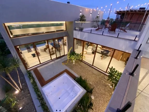 Imagem Sobrado condomínio fechado, com 04 suítes e SPA mobiliado e decorado