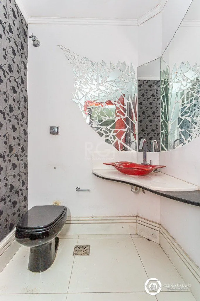 Imagem Casa para Venda - 330m², 4 dormitórios, sendo 3 suites, 2 vagas - Petrópolis