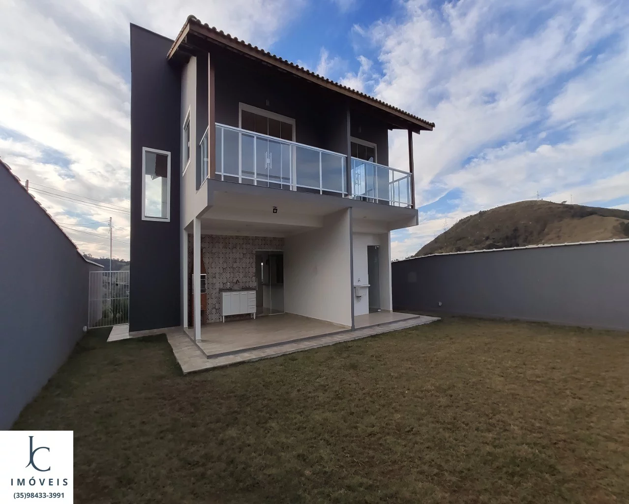 Imagem Casa à venda em condomínio horizontal fechado em São Lourenço MG. Portaria 24 h., bem localizado em bairro nobre.
