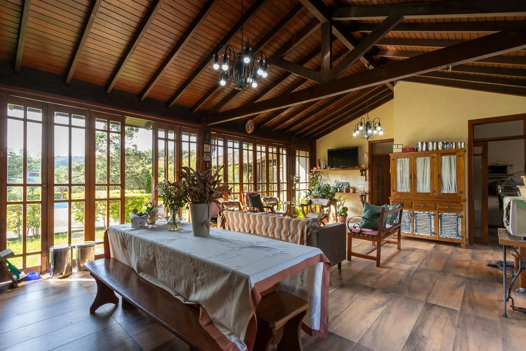 Imagem Casa em condomínio á venda com 6 dormitórios em Porto Alegre