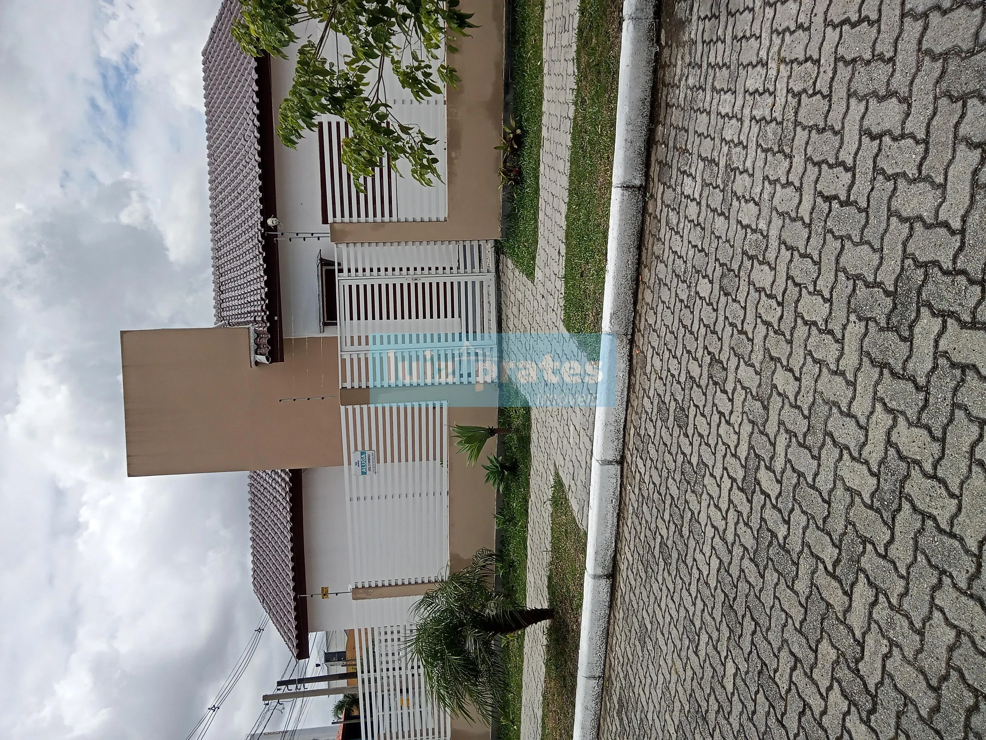 Imagem Ótima casa térrea, pátio grande, toda murada, portão acionamento eletrônico