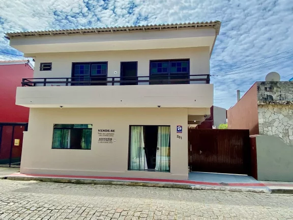 Imagem Oportunidade Única: Pousada Histórica à venda em Garopaba-SC, a 1 Quadra da Praia Central!