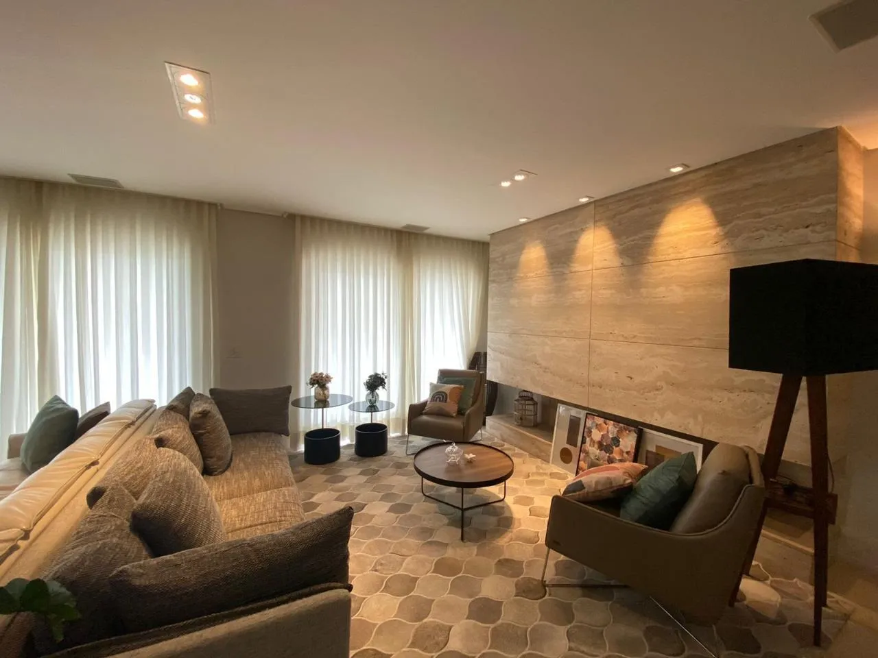 Imagem Casa de Luxo em Condomínio: 4 Quartos, 4 Suítes, 3 Salas na Chácara Santa Maria - Votorantim-SP (811m²)