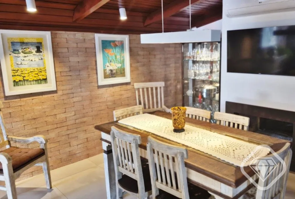 Imagem Casa em dois terrenos no bairro Guarujá, localizada em rua silenciosa, com excelente orientação s...