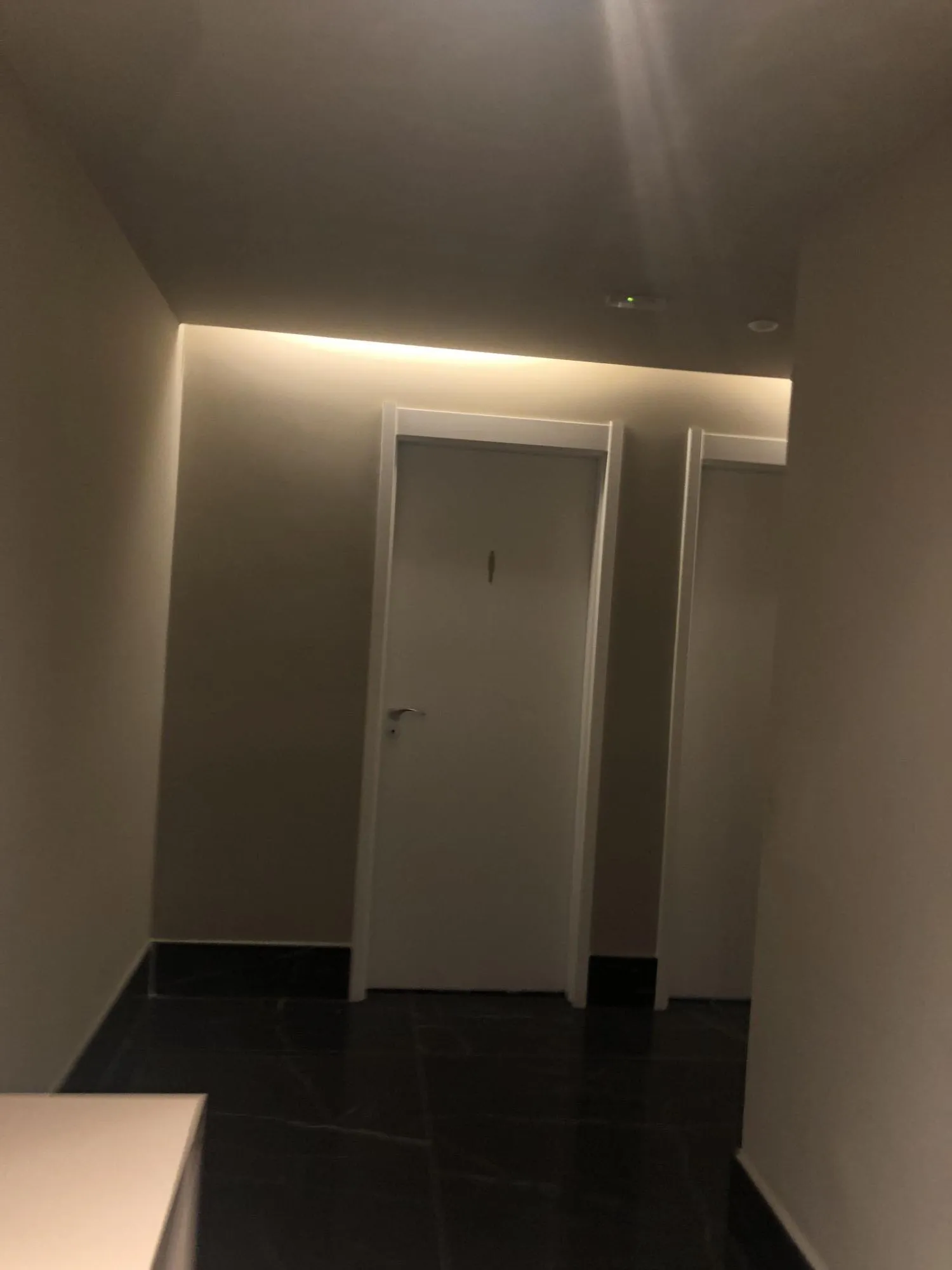 Imagem Apartamento desocupado e totalmente mobiliado com uma garagem