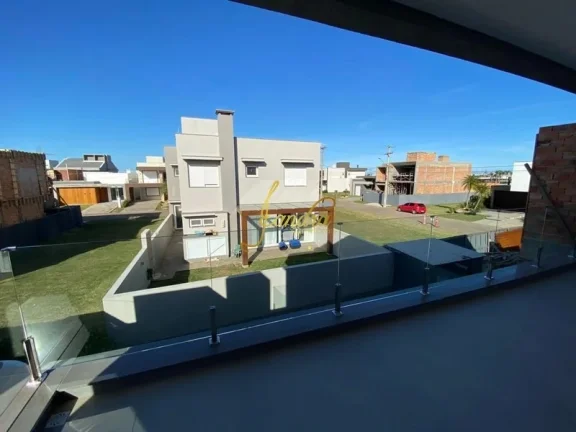 Imagem Excelente sobrado em Condomínio com 04 suítes beira lago