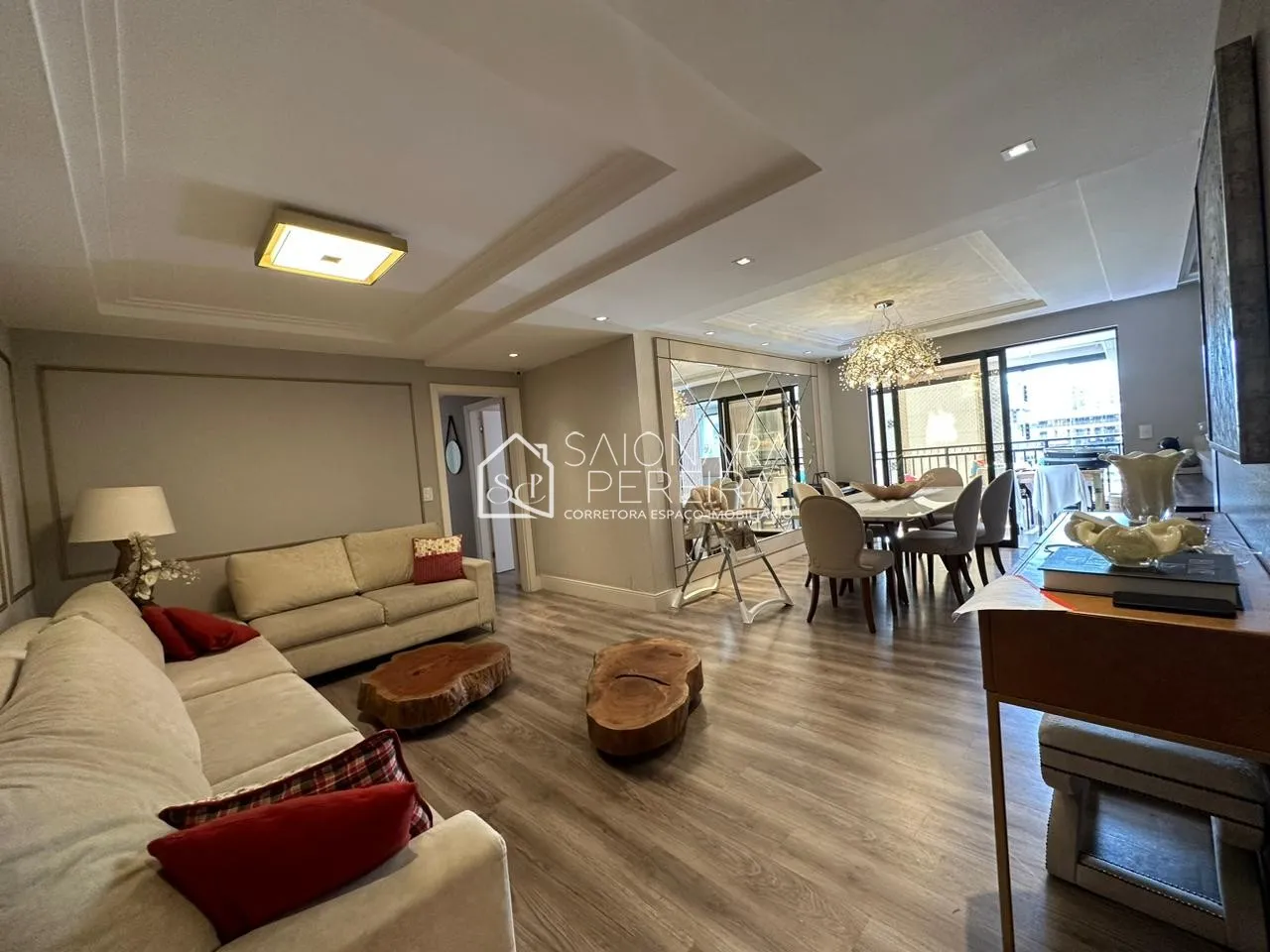 Imagem "Venha conhecer nosso espaçoso apartamento de 140m², 3 quartos e sacada com churrasqueira! Condomíni
