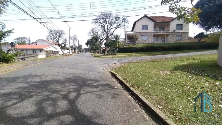 Imagem Casa, 04 quartos c/suíte, 02 subsolos tipo bunker, com 05 ambientes subterrâneos amplos, ideal para adega e estúdio, em Curitiba PR