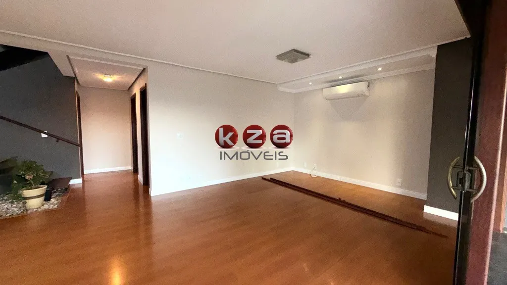 Imagem Casa em Condomínio de Alto Padrão na Vila Faustina II em Valinhos-SP - 3 Quartos, 1 Suíte, 2 Salas, 4 Banheiros, 4 Vagas - 212m².