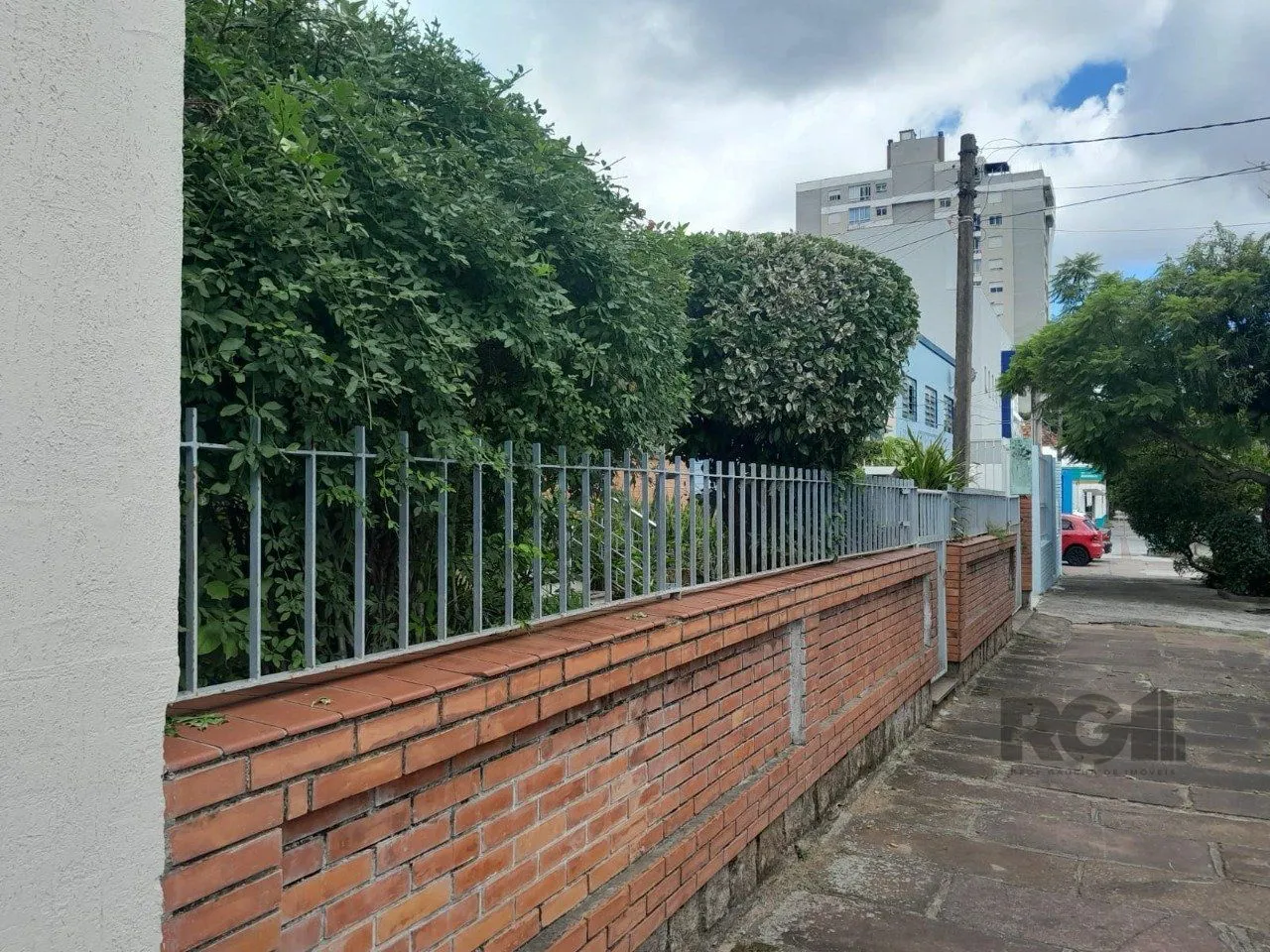 Imagem Casa de 5vquartos e 3 vagas de garagem no bairro Santana em Porto Alegre