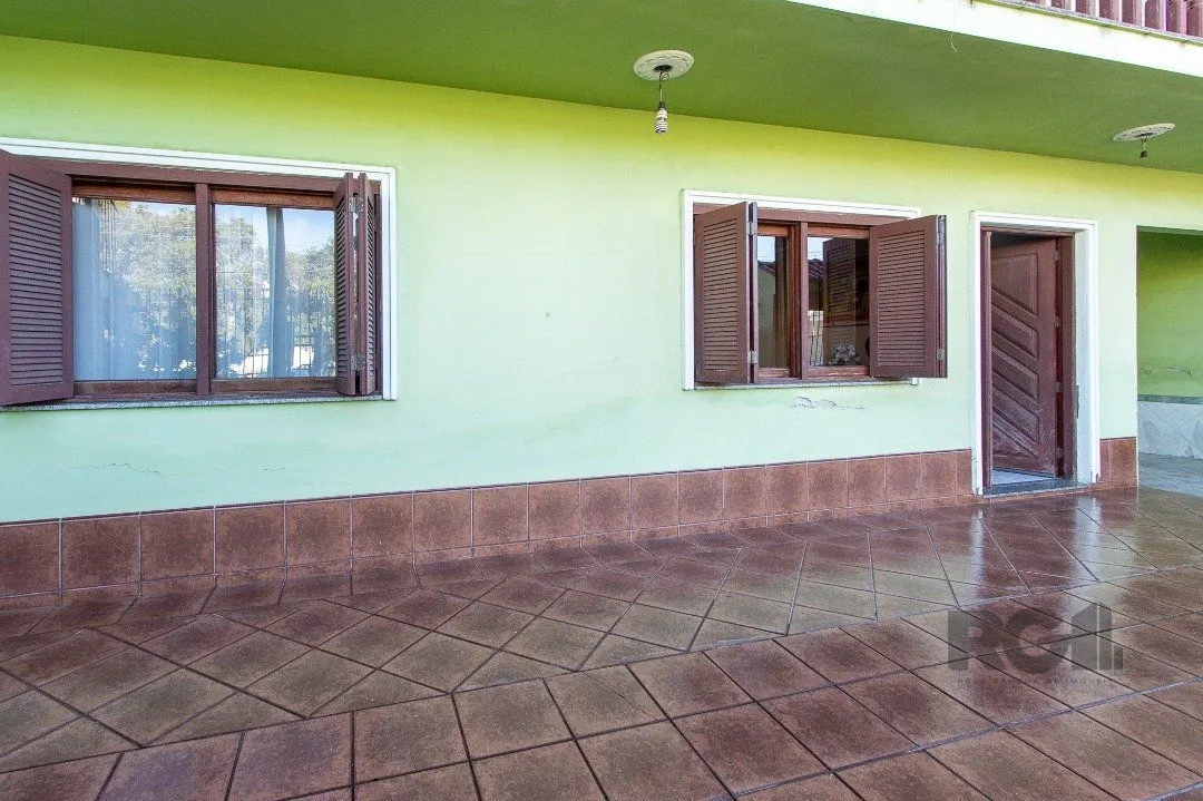 Imagem Sobrado com 3 Quartos e 5 banheiros próximo ao canoas shopping