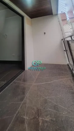 Imagem 3 quartos, sala para 2 ambientes com sacada, reformado, piso em porcelanato, cozinha com armários, banheiro social e de serviço, área de serviço.