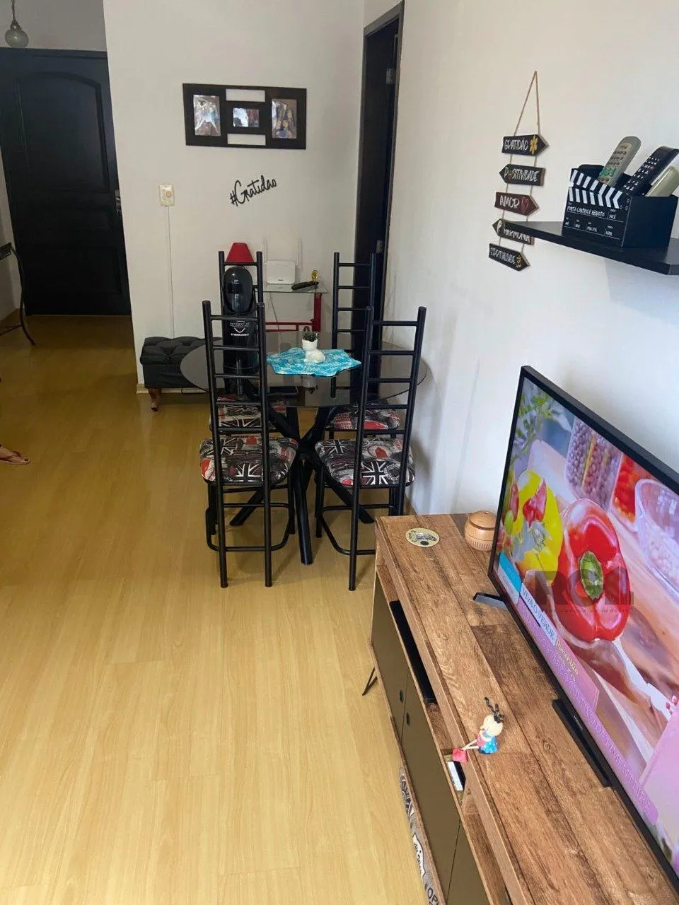 Imagem Apartamento de 2 dormitórios, sala, cozinha, banheiro, área de serviço com vaga de garagem escriturada e coberta