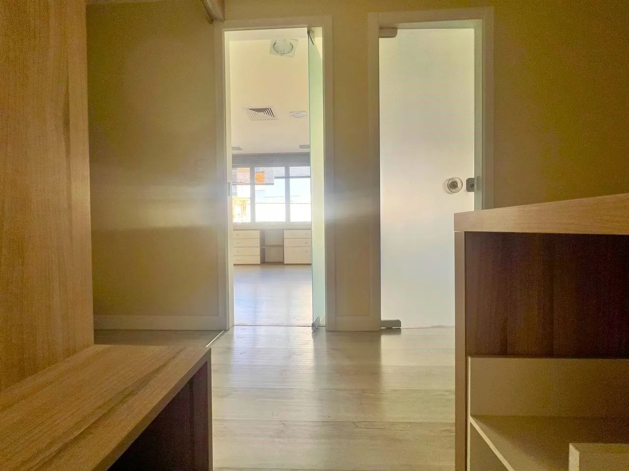 Imagem SALA COMERCIAL SEMIMOBILIADA COM VAGA, PARA VENDA OU LOCAÇÃO NO BAIRRO CENTRO HOSTÓRICO!