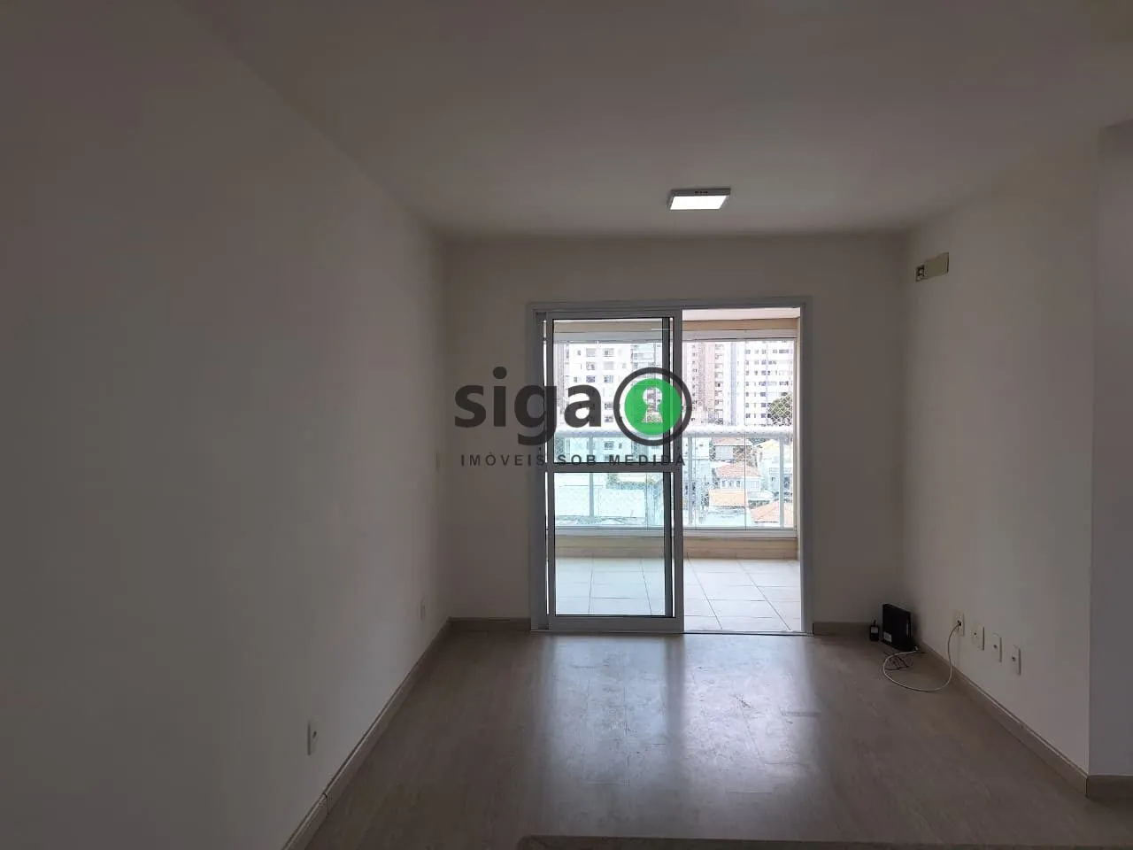 Imagem Apartamento reformado 2 Dormitórios com Suíte, Varanda e Vaga