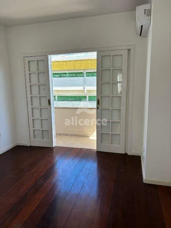 Imagem Casa à venda l 5 dórmitórios, 1 suíte l 237,83m² l Balneário do Estreito - Florianópolis/SC