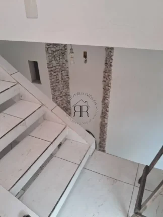 Imagem Casa ampla, com acabamento de primeira sendo o primeiro andar com sala, cozinha, lavabo e sala de ja...
