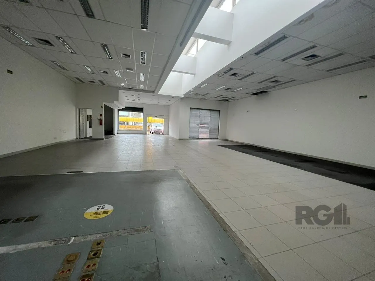 Imagem Loja para Venda - 450m², 0 dormitórios, 1 vaga - Petrópolis