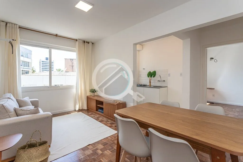 Apartamento de 1 Dormitório REFORMADO e semi mobiliado no bairro Petrópolis. Andar alto, 40,5m2 de...