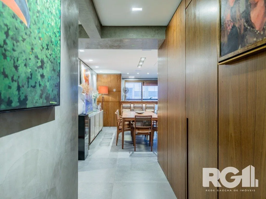 Imagem Belíssimo apartamento no Glass Aurélio andar alto, Living com pé direito duplo, 174m² privativos finamente decorado no Moinhos de Vento