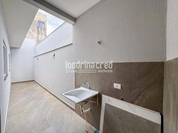Imagem Casa geminada na Zona Oeste de Londrina com 3 dormitórios (1 suíte), sala ampla, cozinha, 2 banheiros, 2 vagas de garagem e 105m² em terreno de 150m²