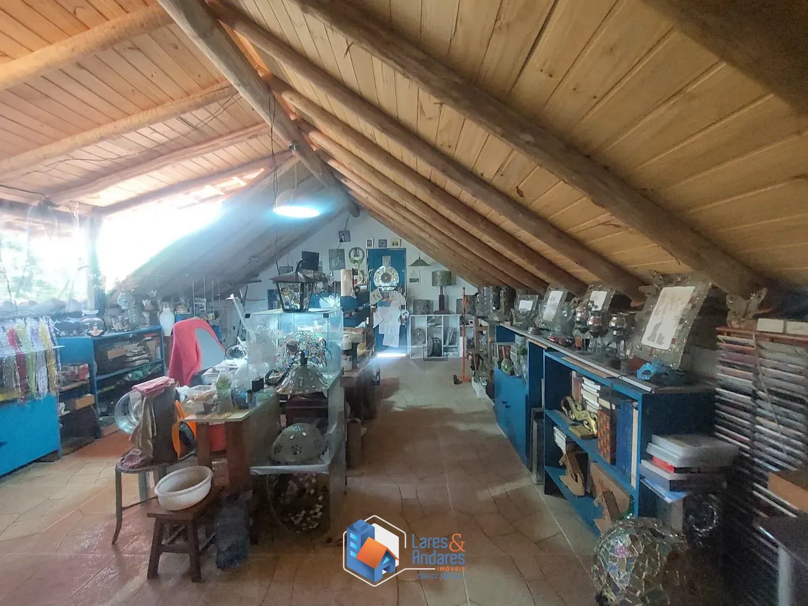 Imagem CASA RÚSTICA EM CONDOMÍNIO, 243 M² DE ÁREA ÚTIL, ÁREA TOTAL DE 1.801 M², 2 SUÍTES, 3 SALAS, 3 VAGAS E PORTARIA 24 HORAS - COTIA - SP