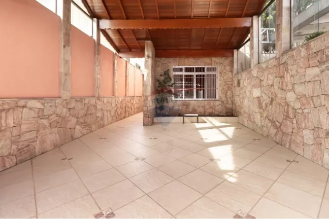 Imagem Casa bem localizada no bairro Vila Marari com 3 dormitórios, 1 suíte, 4 banheiros,2 vagas