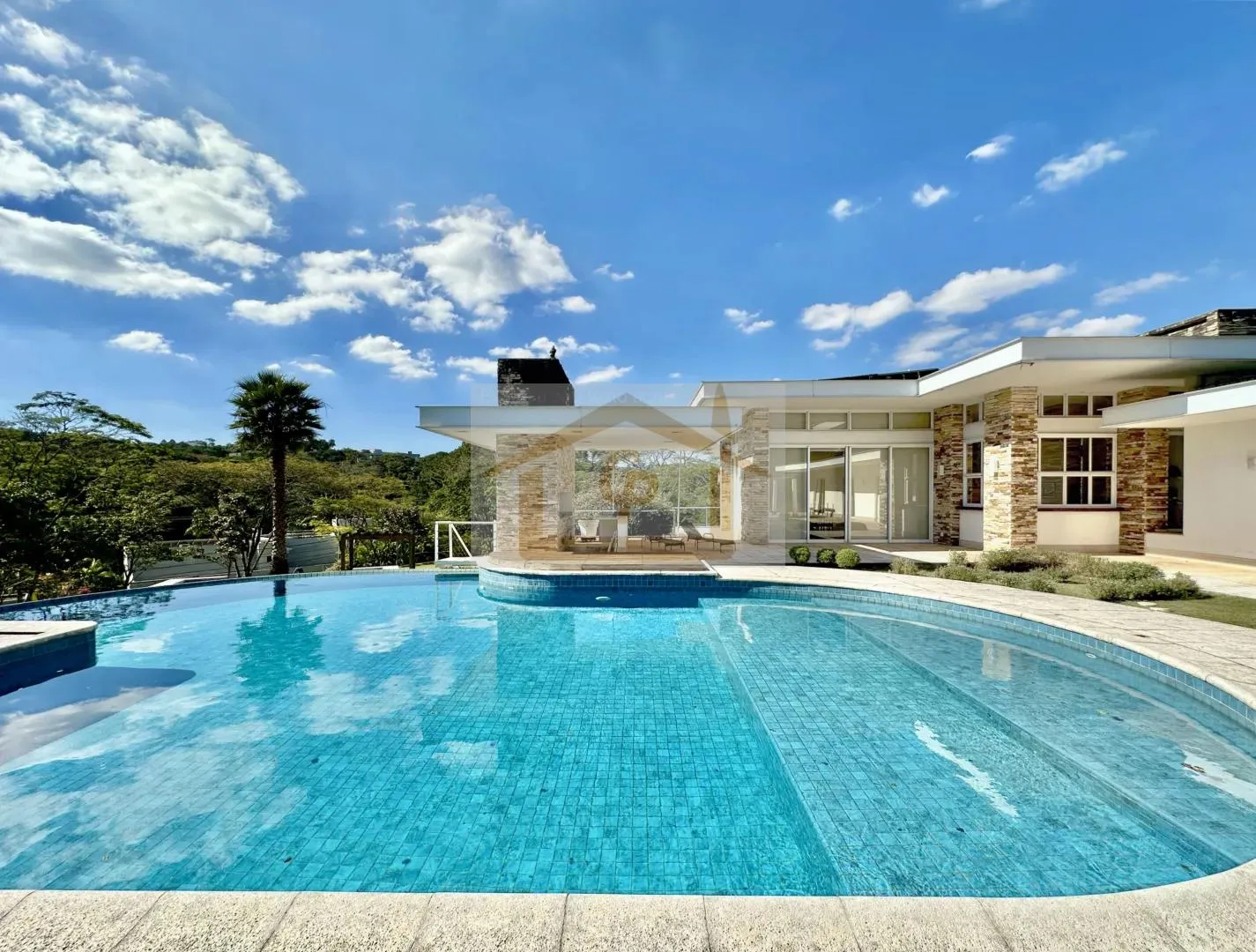 Foto do imóvel 4suítes Linda casa TÉRREA, vista 180°. Piscina, gourmet, 3 lareiras, 10 vagas cobertas