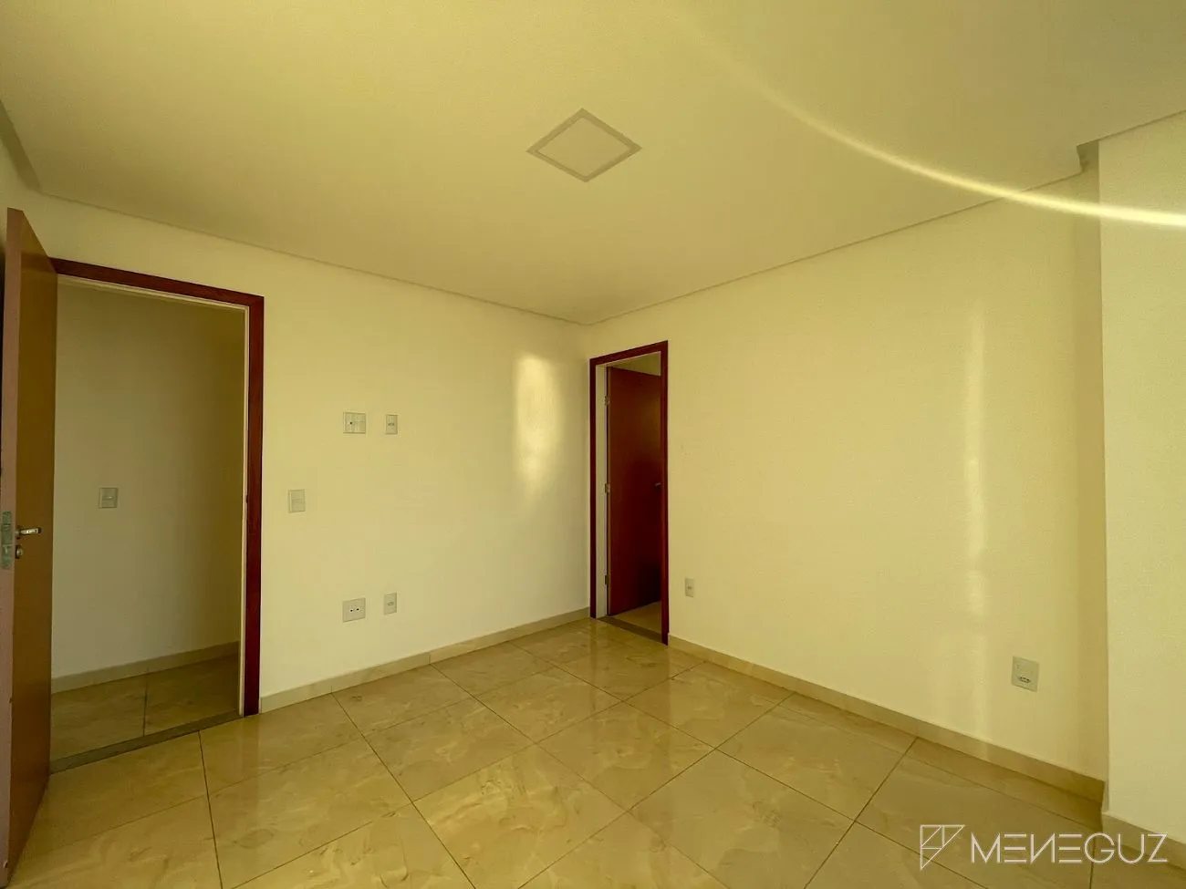 Imagem Apartamento de 2 quartos, com duas vagas de garagem, no centro de Guarapari com vista para o canal - Parcelamento em 60 meses!