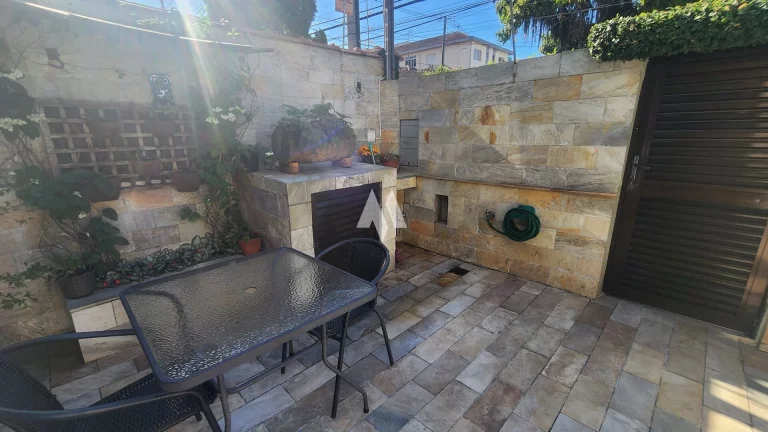 Imagem Oásis Urbano no Embaré: Sobrado Exclusivo com Piscina e Conforto Absoluto, 3 dormitórios, 1 suíte