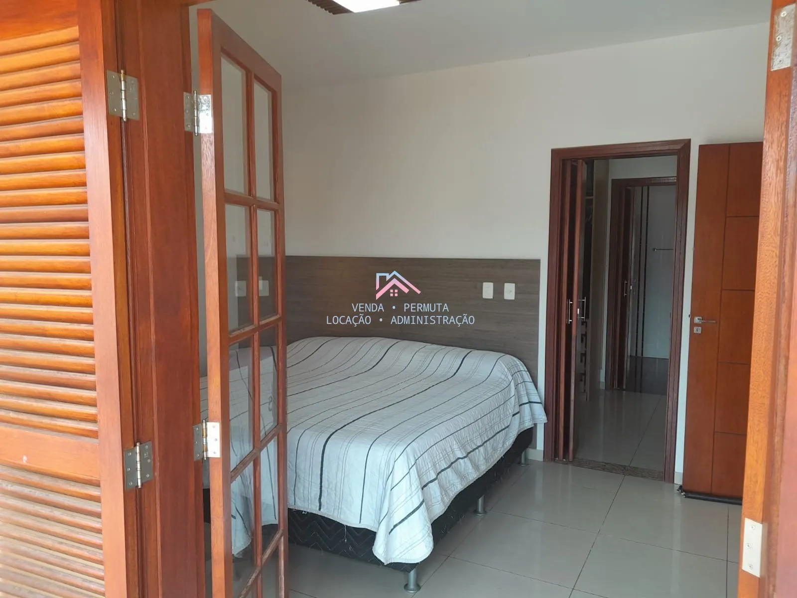 Imagem Casa em Alto Padrão Vista Verde Bairro Caxambu - 504 m2 de área útil com 4 dormitórios - Jundiaí - S