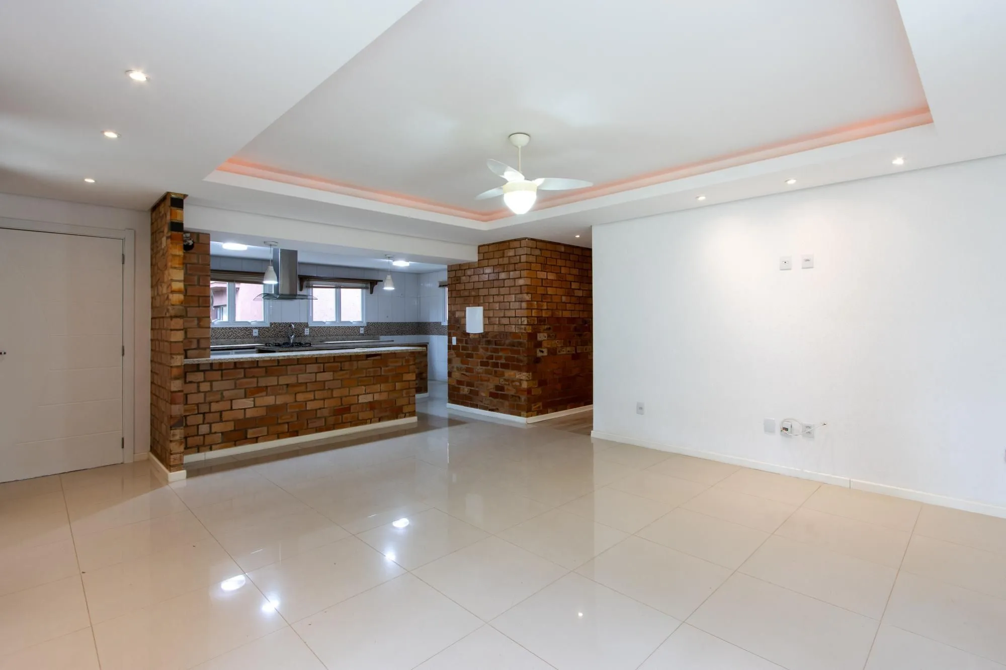 Imagem Casa de alvenaria, com 3 dormitórios, 1 suíte, living, cozinha, lavanderia, churrasqueira, banheiro social, pátio e 4 vagas de garagem.