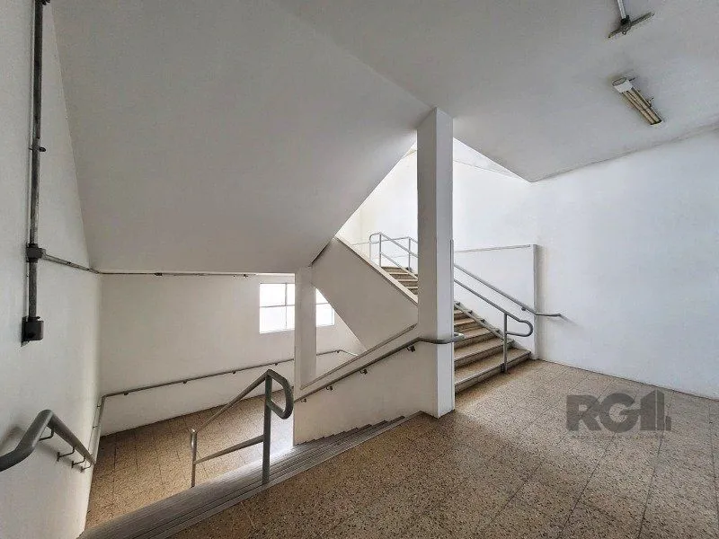 Imagem MÁFFER IMÓVEIS ALUGA - PRÉDIO COMERCIAL DE GRANDE PORTE Av. Missões, 06 - Bairro Navegantes | Porto Alegre