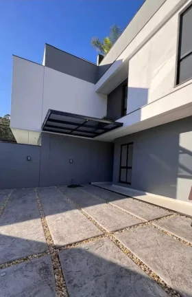 Imagem Sobrado alto padrão com 4 suítes e 2 vagas de garagem em Camboriú/SC