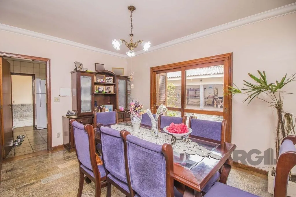 Imagem Casa de 329m² - 4 dormitórios, 1 suíte, 6 vagas no bairro Vila Jardim