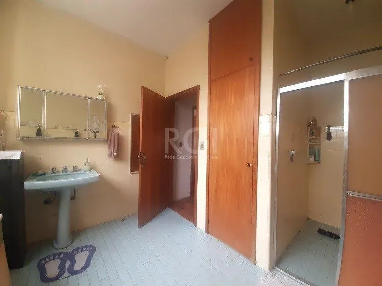 Imagem Casa para Venda - 243m², 3 dormitórios, 5 vagas - Medianeira