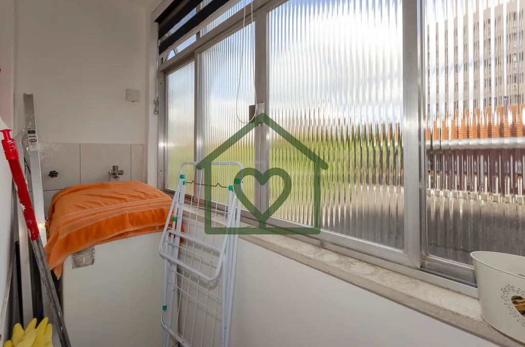 Imagem Apartamento de dois dormitórios no bairro Petrópolis, com sala de estar e jantar integradas e vent...