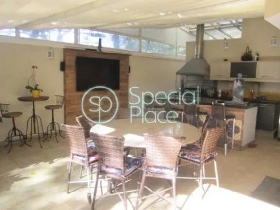 Casa em condomínio com 610m², reformadíssima, muito iluminada e clean. Amplo living para dois amb...