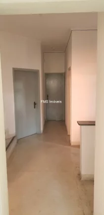 Imagem Casa Comercial para Locação: 8 salas, 2 banheiros, 4 vagas de garagem, 500m² na melhor localização do Campo Limpo, São Paulo-SP.