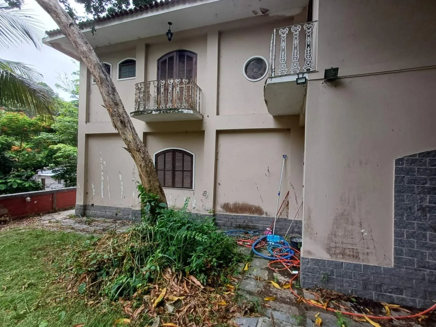 Imagem Ótima casa duplex espaçosa com 5 quartos e área de lazer!