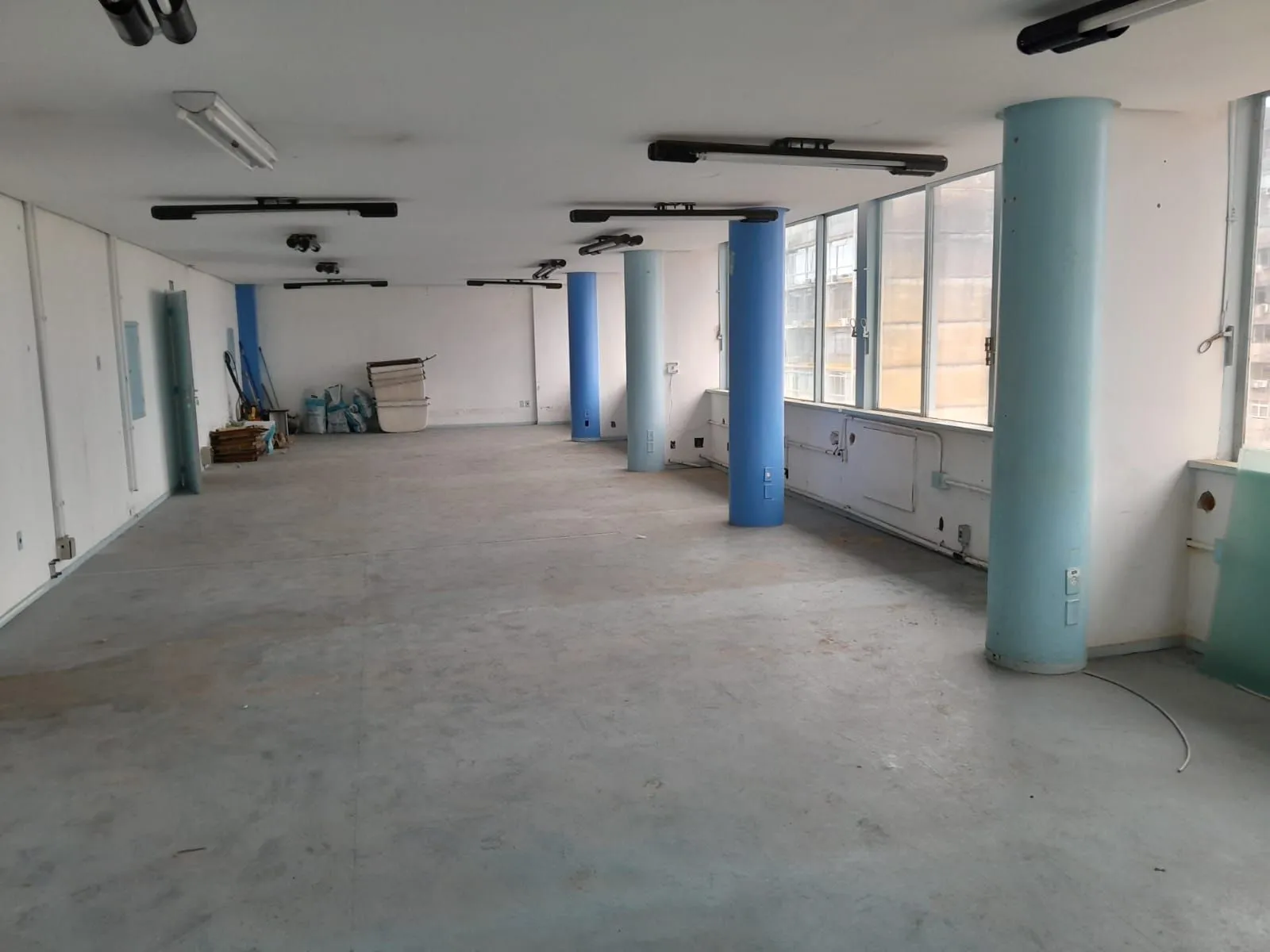 Imagem Salas com meio andar,para empresas ou órgãos públicos com 262,41m2 ,Centro