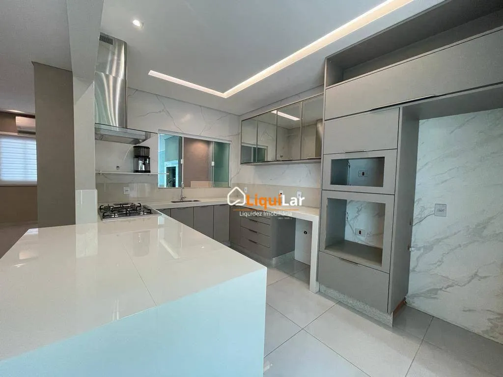 Imagem Casa Moderna no Silvia Regina com 2 Suítes, Espaço Gourmet e Acabamento Impecável