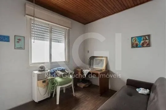 Imagem Casa composta por seis(6) dormitórios, no bairro Passo da Areia em Porto Alegre/RS.