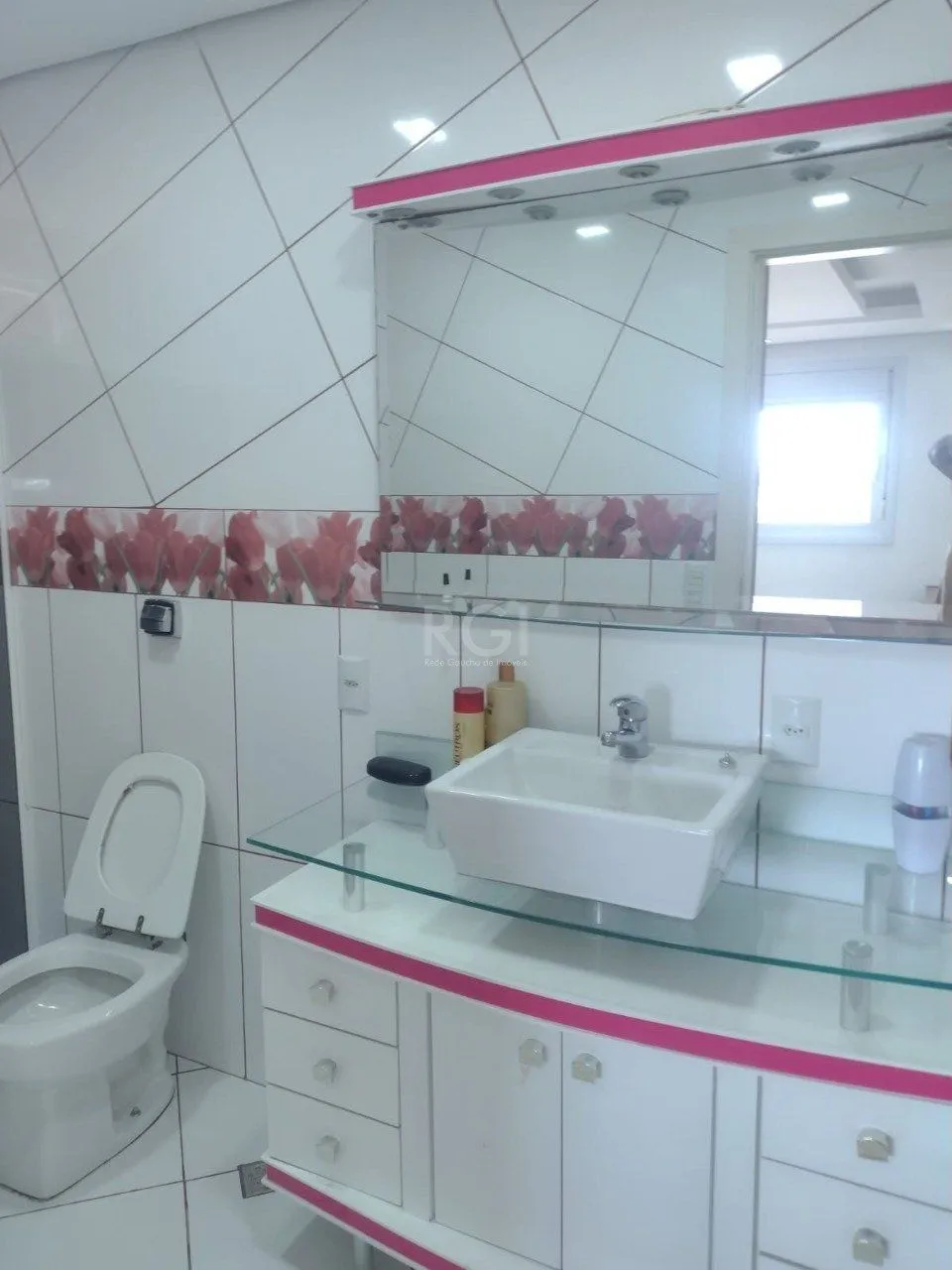 Imagem Casa sobrado mobiliado, 4 dormitórios, 1 suíte, 4 vagas de garagem, Bairro Bom Principio