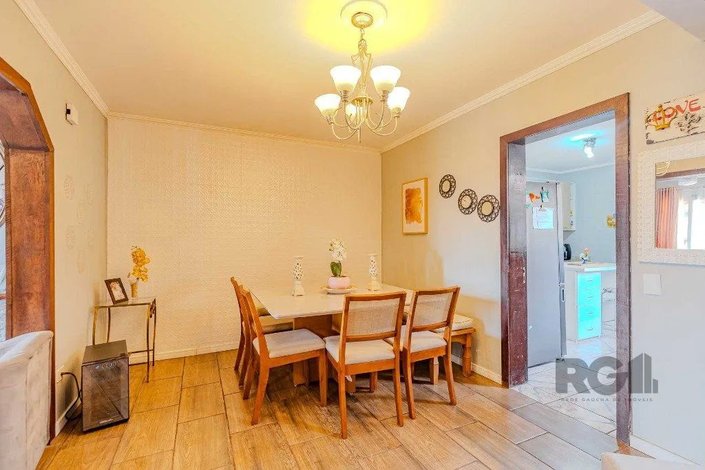 Imagem Casa com 234m², 3 dormitórios, 3 vagas no bairro Partenon